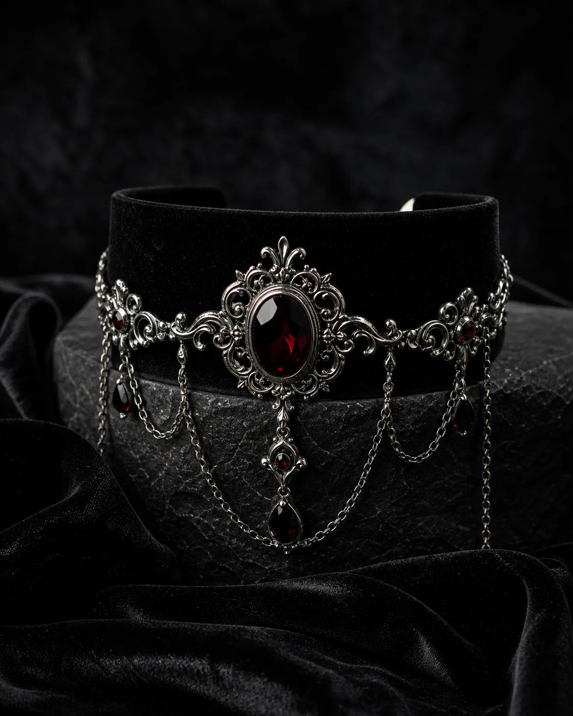 Choker gótico de terciopelo con plata y piedra granate